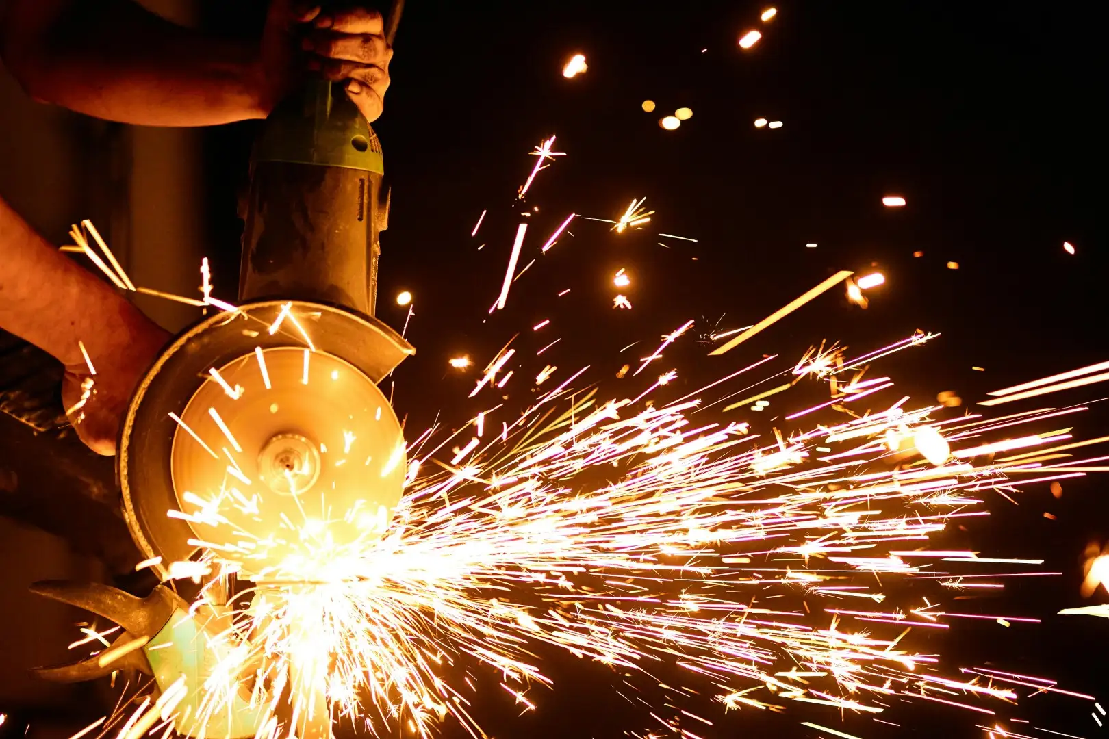 Persona Soldado pared con seguridad industrial